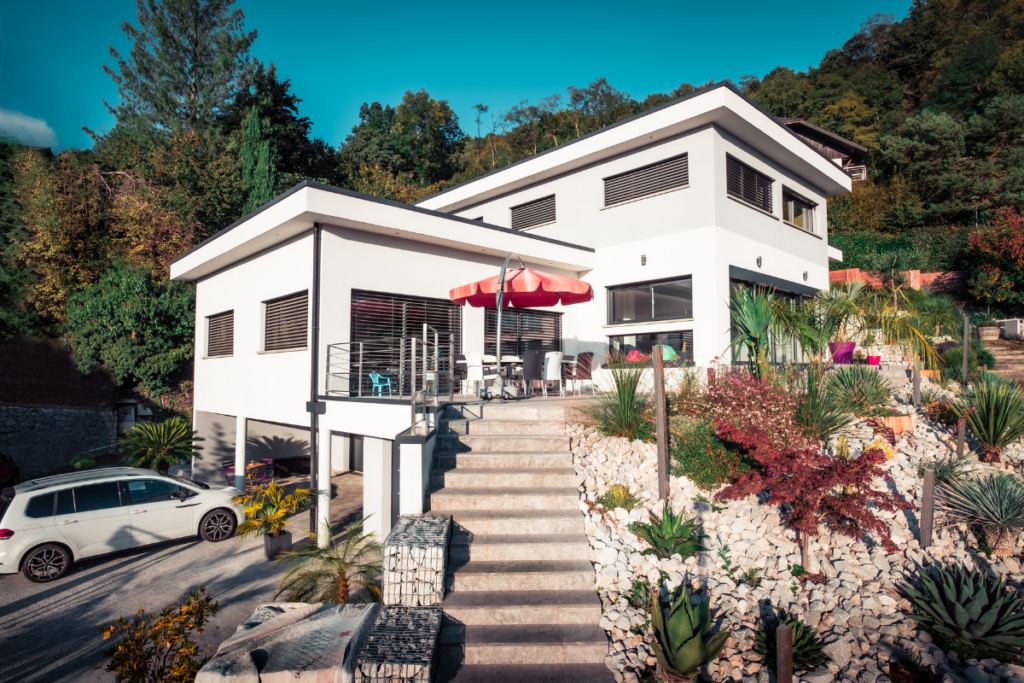 Maison moderne et contemporaine réalisée par Maisons Alpes Savoie sur la commune de Barby, en Savoie.
