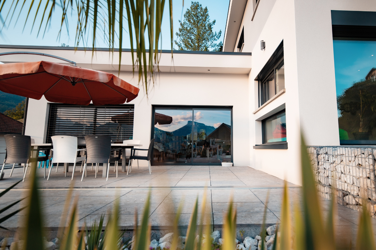 Terrasse de plein de pied sur une maison construite par Maisons Alpes Savoie à Barby, en Savoie.