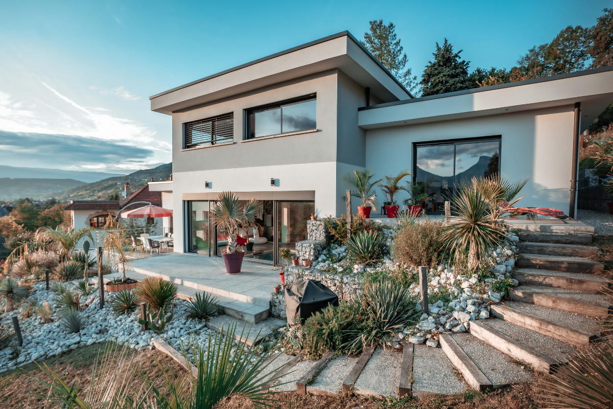 Maison construite sur un terrain en pente à Barby, en Savoie par Maisons Alpes Savoie.