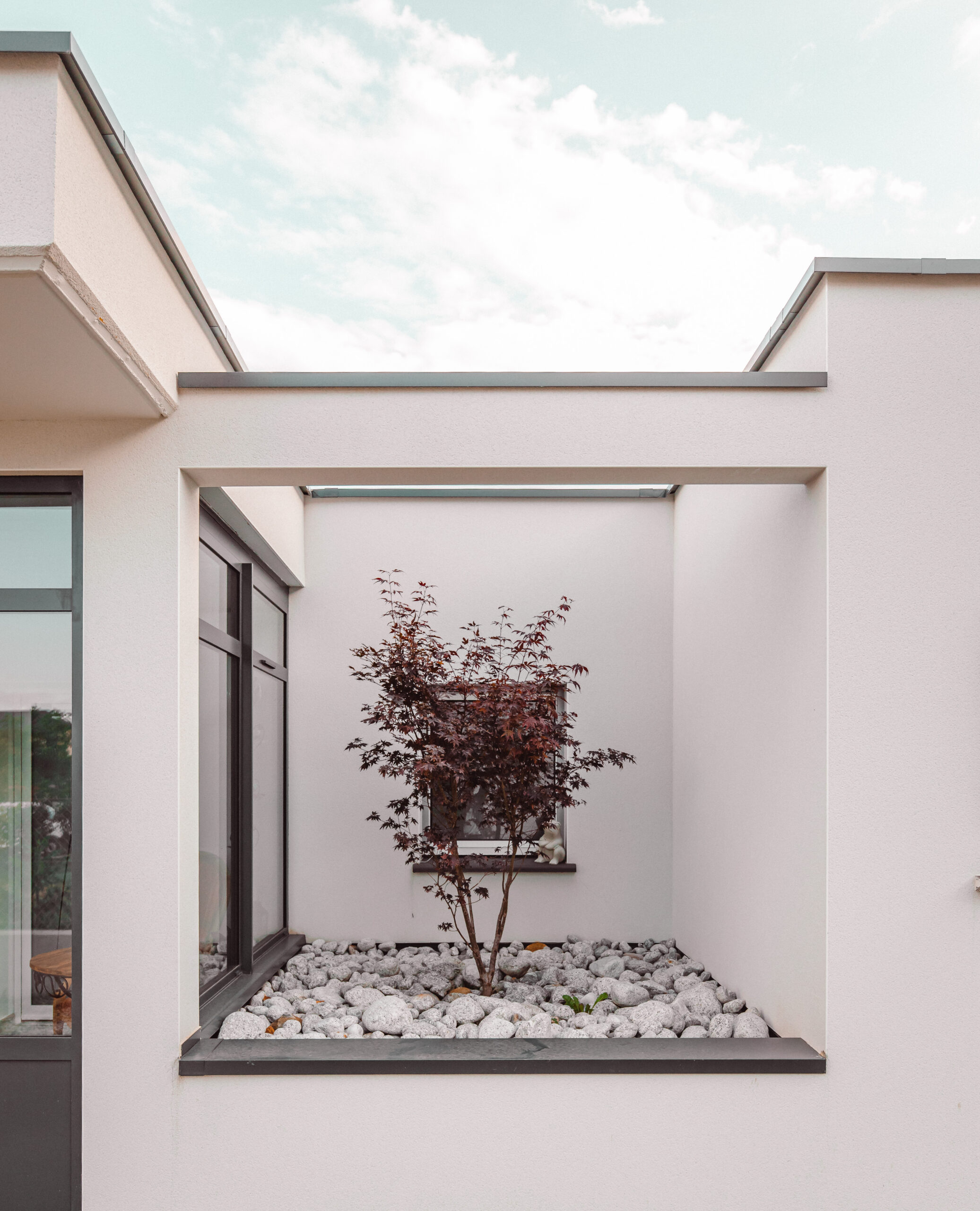 Patio construit à l'intérieur de la maison par maisons alpes savoie. Maison située à la Motte Servolex en Savoie.