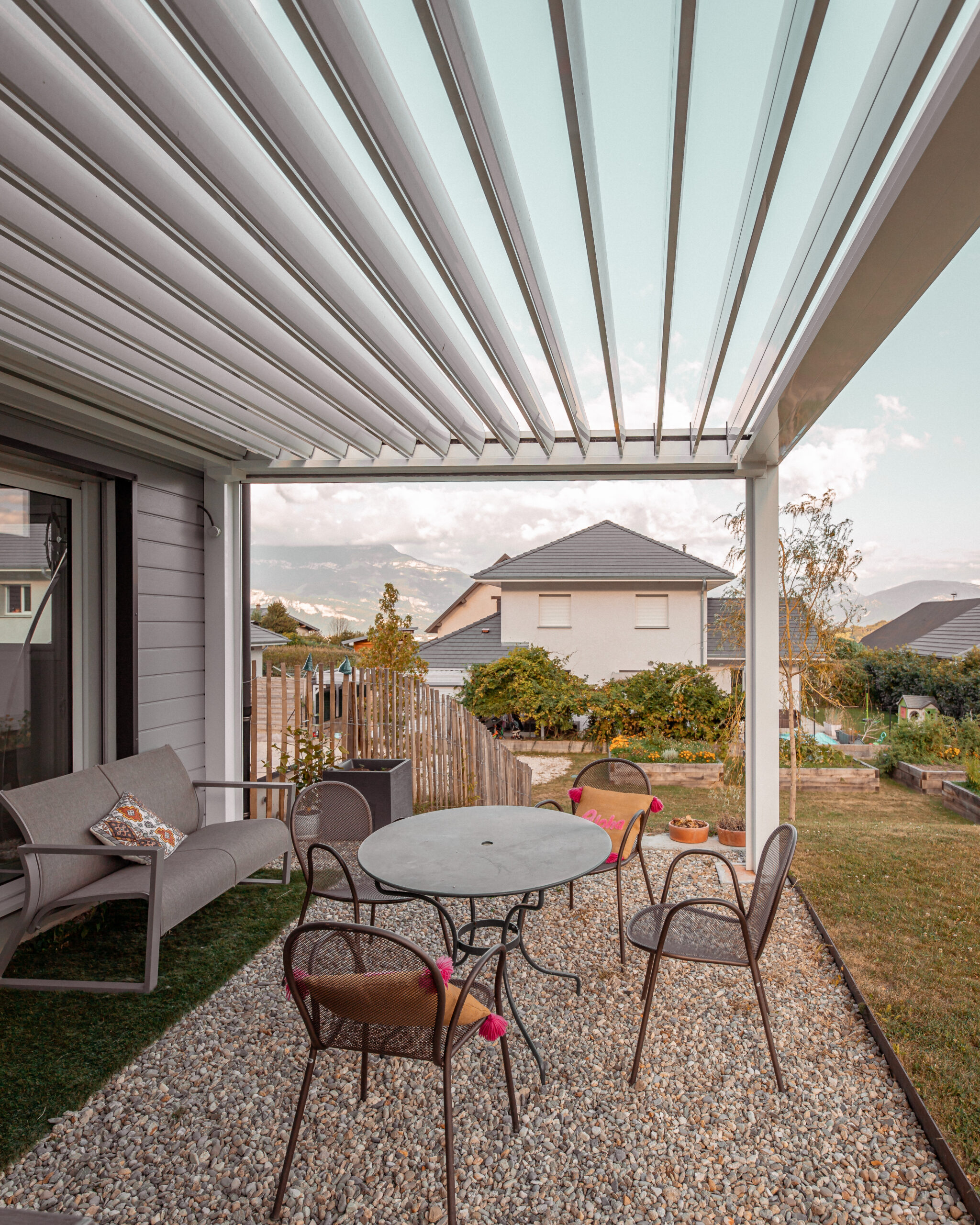Terrasse XXL réalisée sur une maison indivuelle construite par Maison Alpes Savoie, à la Motte Servolex, en Savoie.