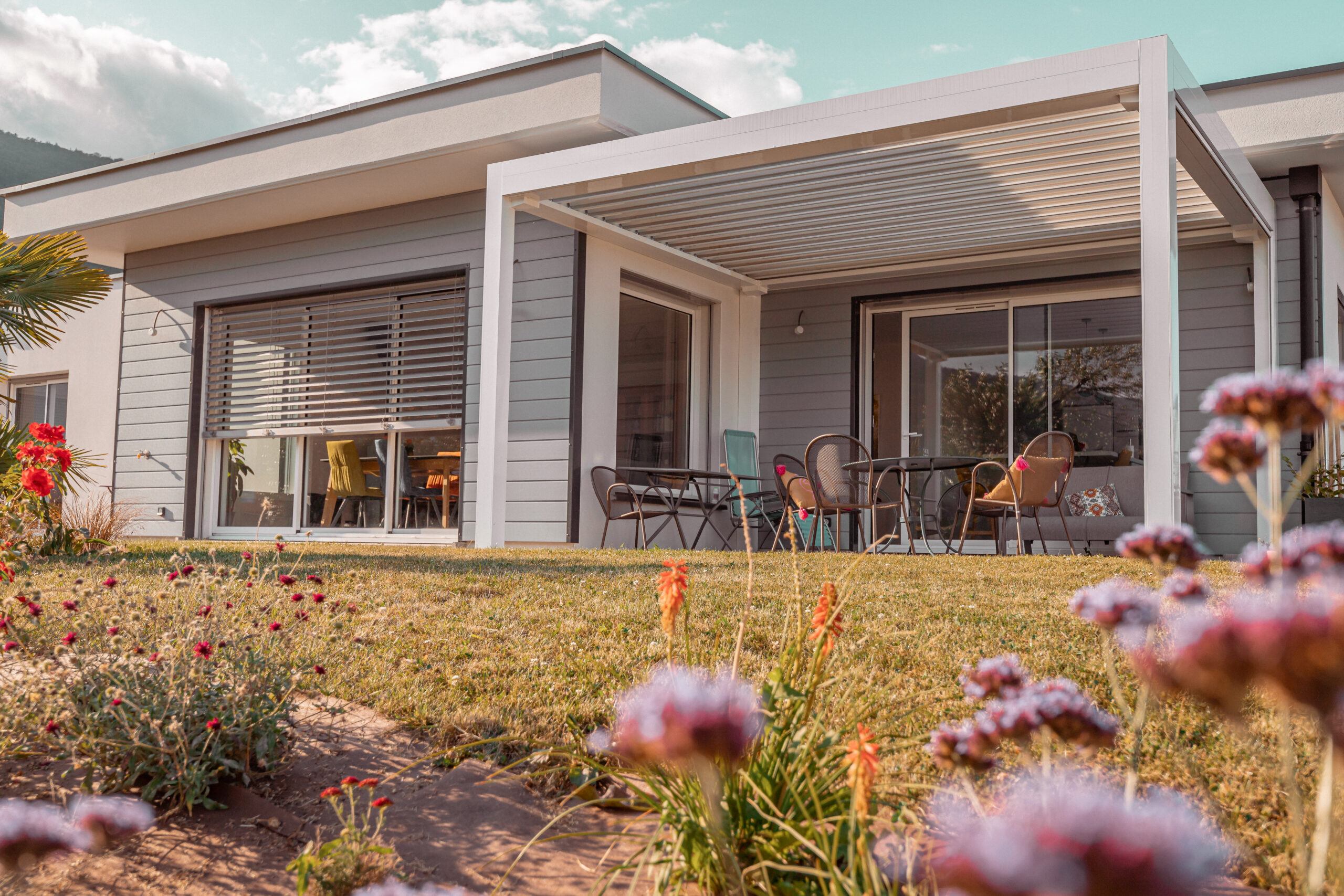 Façade de cette maison contemporaine construite par Maisons Alpes Savoie à la Motte Servolex, en Savoie.