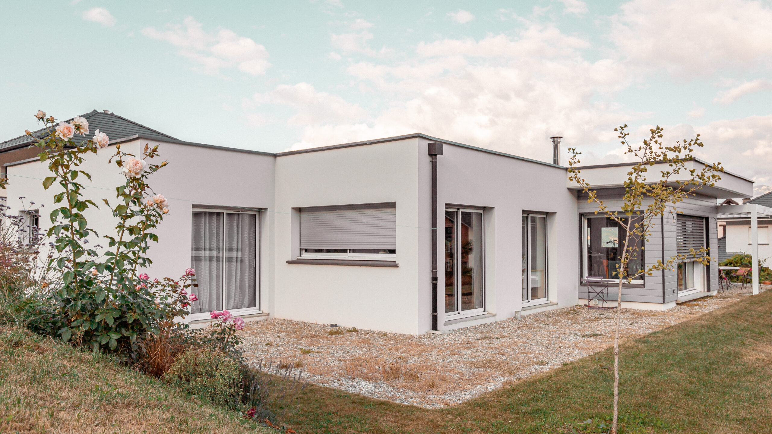 Prise de dos de cette maison individuelle construire par Maisons Alpes Savoie à la Motte Servolex.