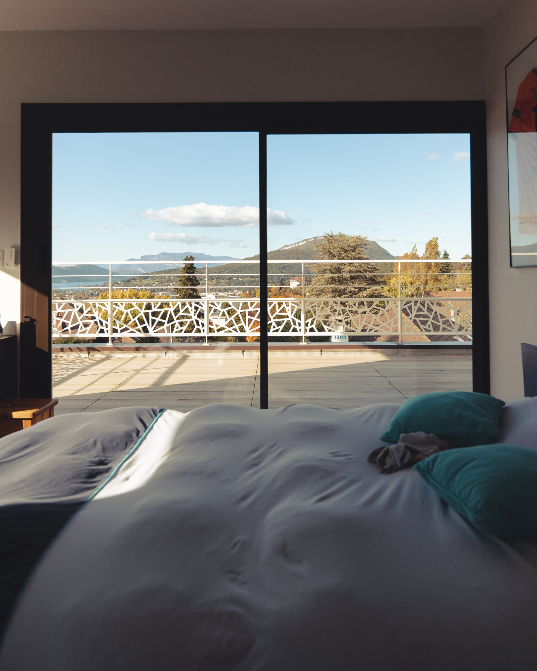 Maison à Saint Baldophe construite par Maisons Alpes Savoie, vue de la chambre sur les montagnes.