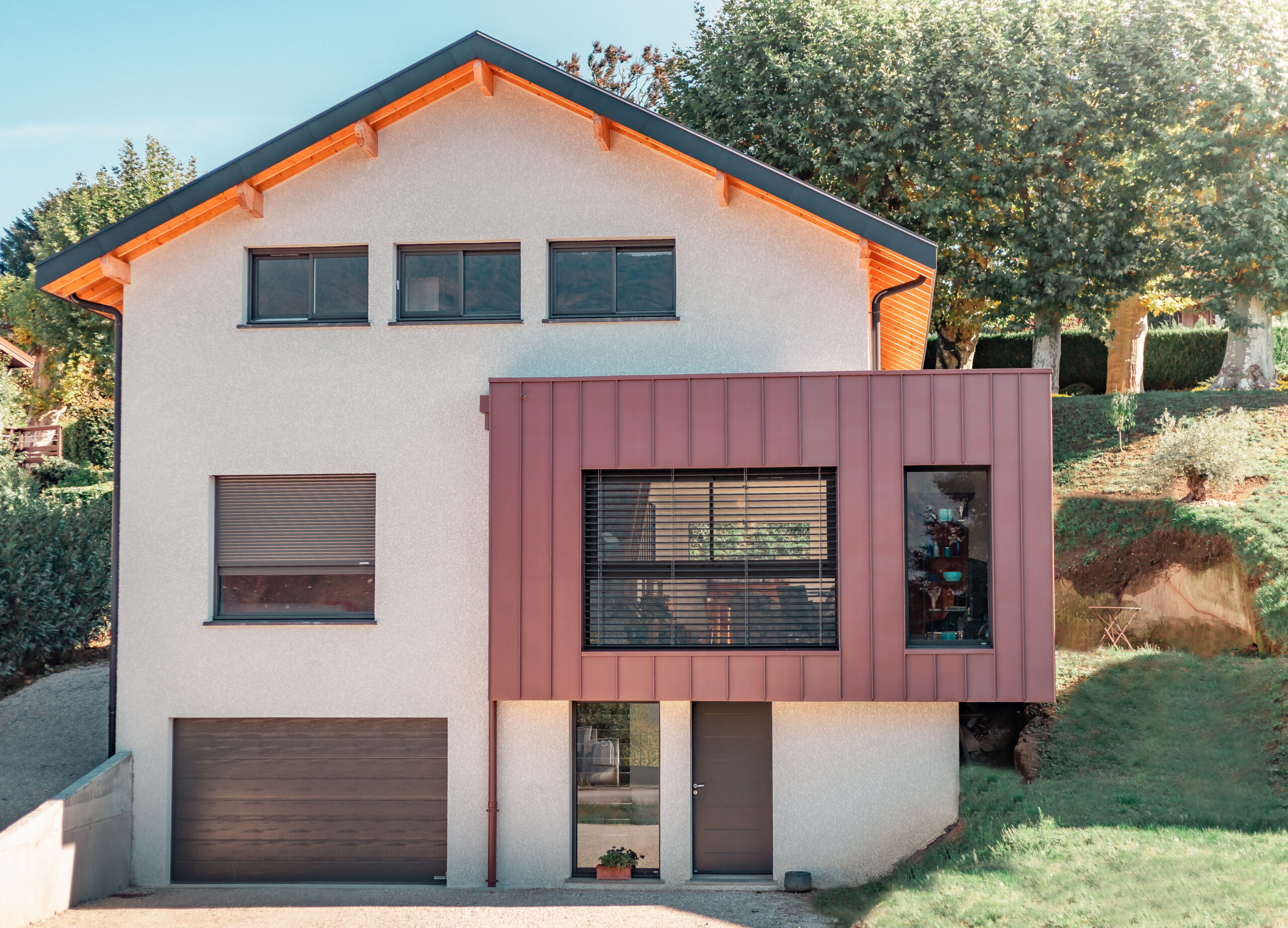 Vue de face d'une extension en zinc réalisée par Maisons Alpes Savoie à Tresserve, en Savoie.