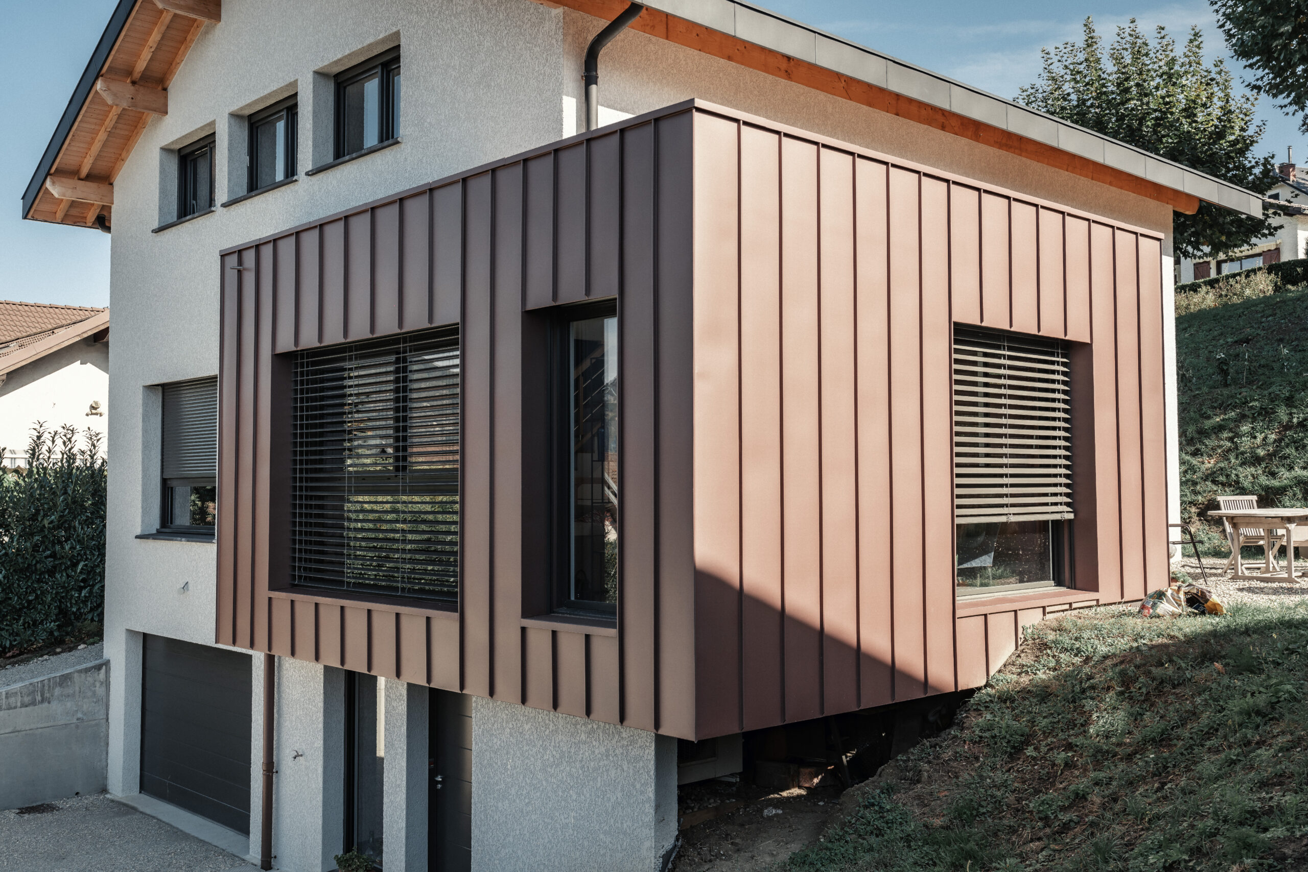 Vue latérale de ce projet d'extension en zinc réalisé par Maisons Alpes Savoie à Tresserve en Savoie.