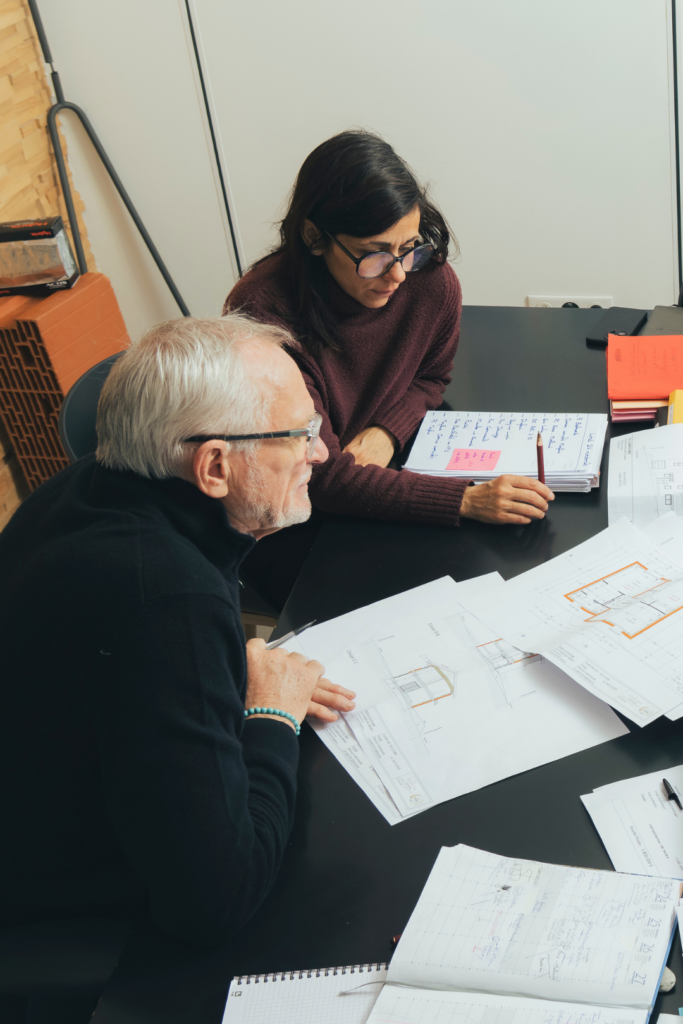 L'équipe de Maisons Alpes Savoie travaille sur l'élaboration des plans de maisons individuelles.