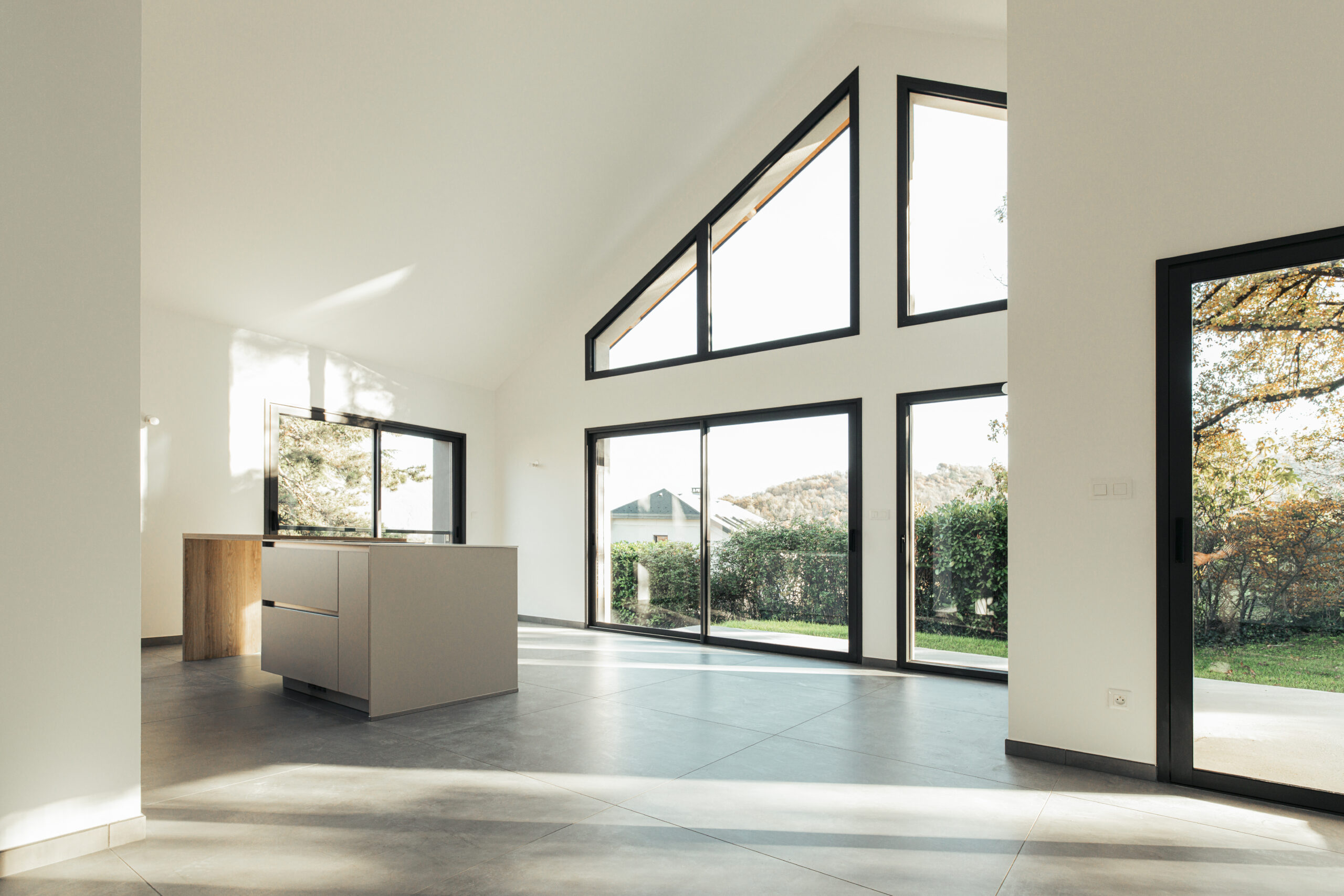 Salon et verrière d'une maison individuelle construite sur Chambéry