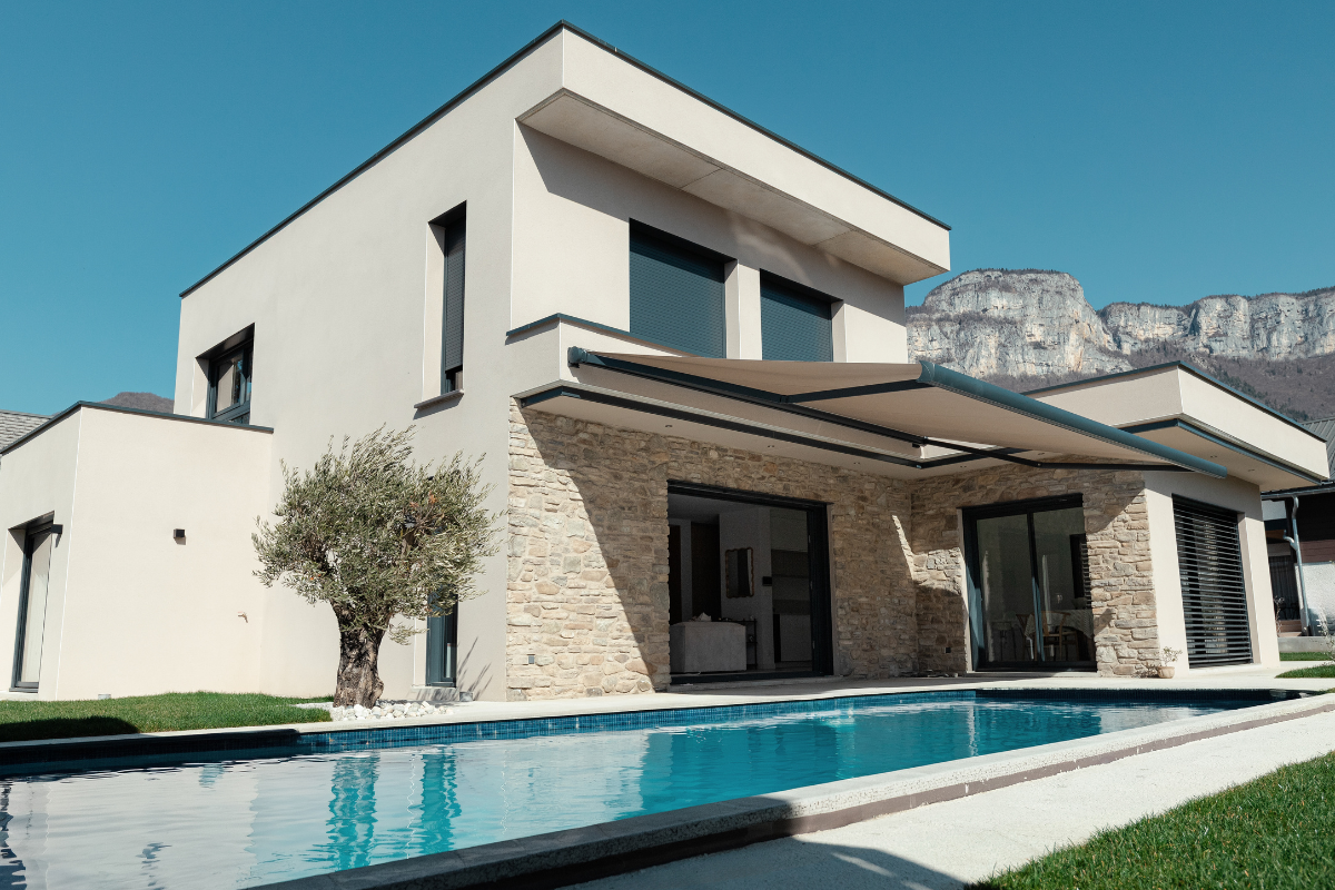 Exterieur d'une maison moderne réalisée par Maisons Alpes Savoie à Chambéry.