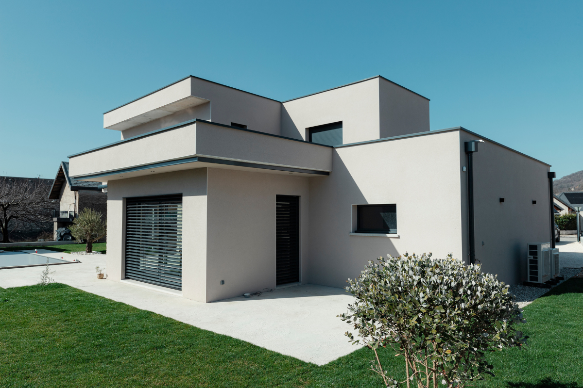 Vue extérieure d'une maison individuelle construite par par Maisons Alpes Savoie à Chambéry en Savoie.