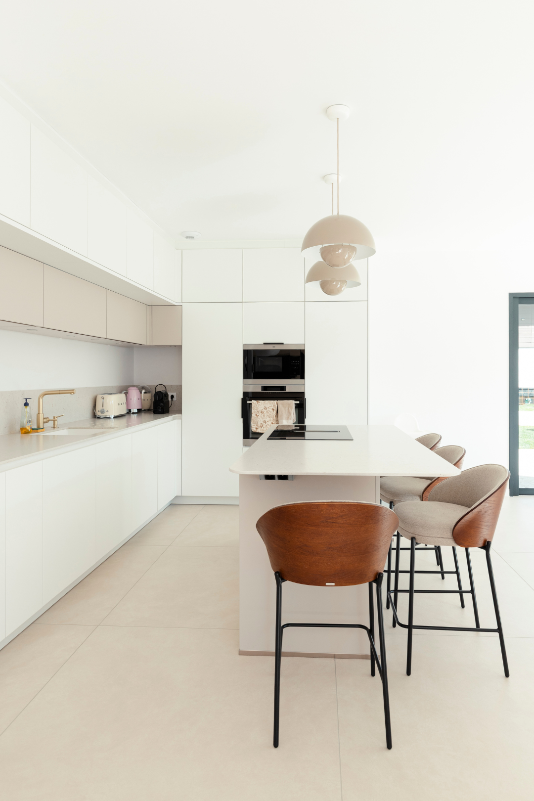 Cuisine moderne et contemporaine, blanche et beige d'une maison individuelle construite par Maisons Alpes Savoie à Chambéry.