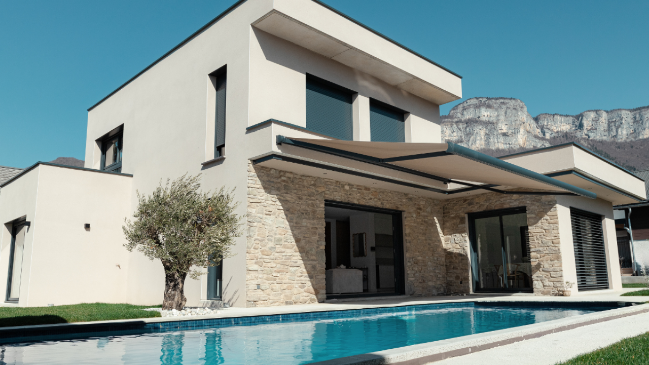 Exterieur d'une maison moderne réalisée par Maisons Alpes Savoie à Chambéry.