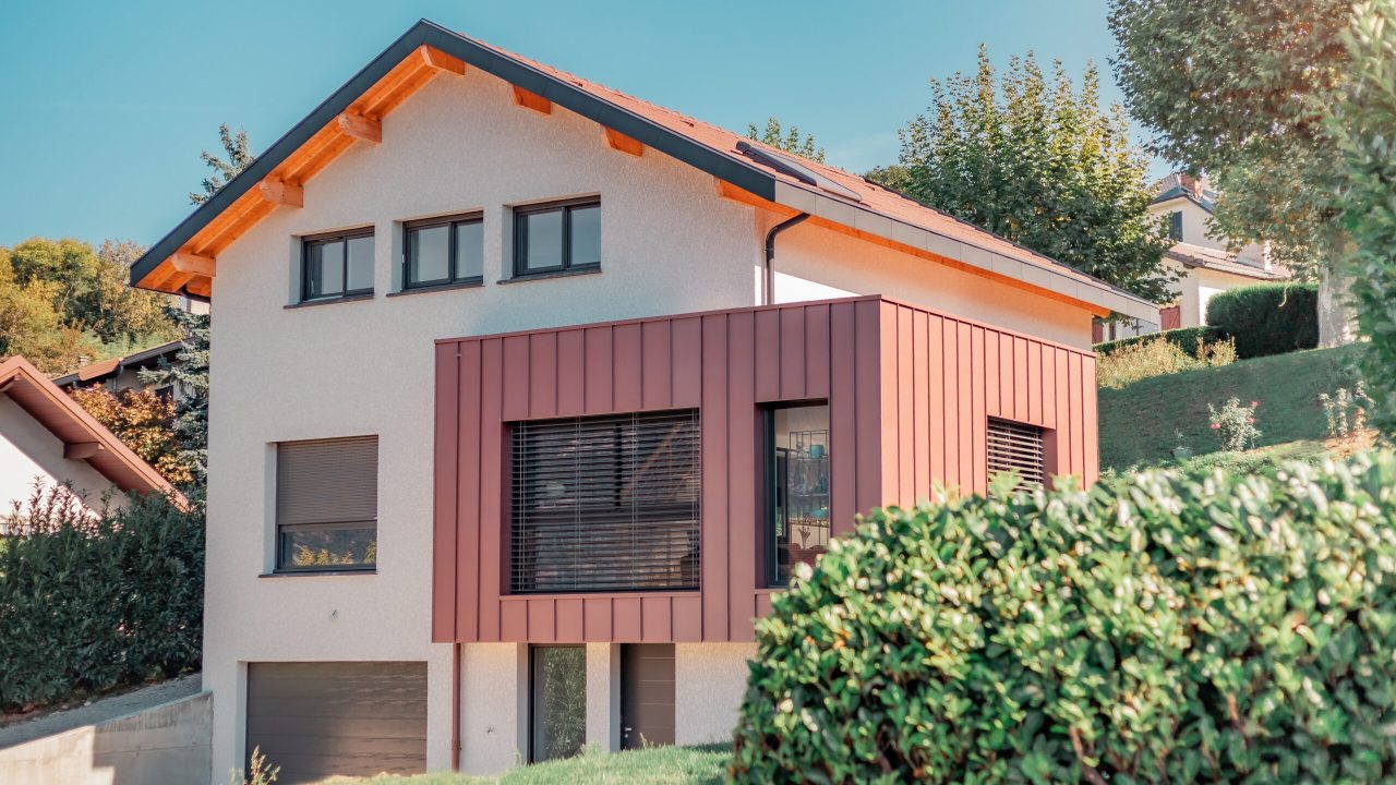 Projet d'extentsion de maison réalisé à Tresserve par Maisons Alpes Savoie. Rendu contemporain et moderne.