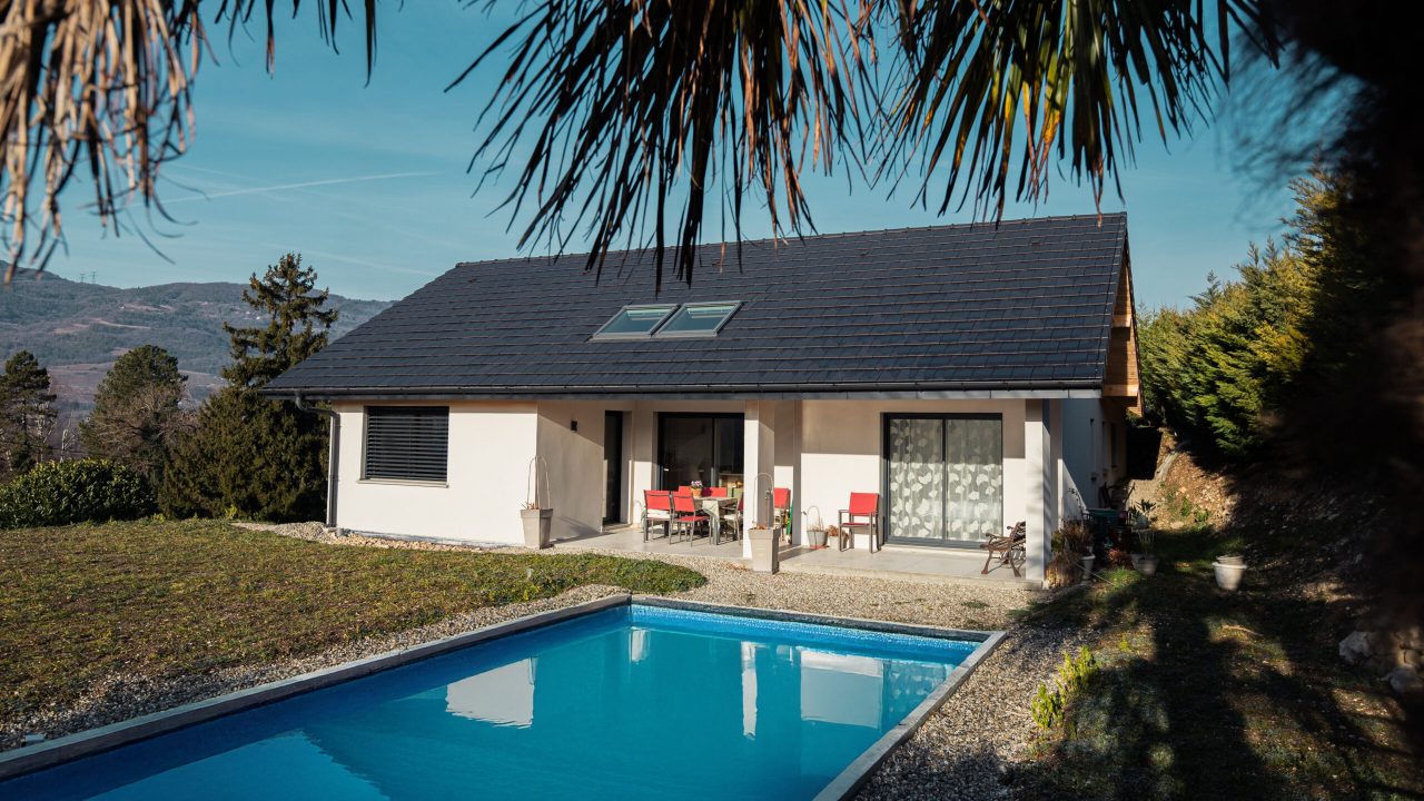 Vue extérieur d'une maison individuelle neuve avec piscine construite par Maisons Alpes Savoie sur Myans, en Savoie.